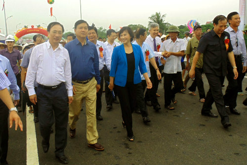 Phó Chủ tịch Quốc hội Nguyễn Thị Kim Ngân, Bộ trưởng Đinh La Thăng và các đại biểu tại lễ thông xe cầu Chanh trên Quốc lộ 37 qua Hải Dương