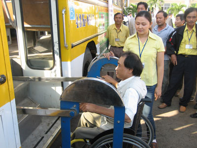 Đảm bảo điều kiện hạ tầng kỹ thuật cho người khuyết  tật tham gia giao thông công cộng. Ảnh Chinhphu.vn