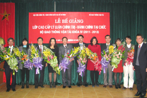 PGS. TS Nguyễn Tất Giáp, Phó Giám đốc Học viện Chính trị - Hành chính quốc gia Hồ Chí Minh trao Giấy khen cho các học viên chuyên cần