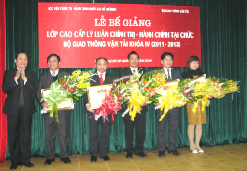 PGS. TS Nguyễn Tất Giáp, Phó Giám đốc Học viện Chính trị - Hành chính quốc gia Hồ Chí Minh trao Giấy khen cho các học viên tiêu biểu