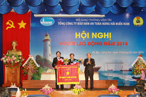 Thứ trưởng Nguyễn Văn Công trao danh hiệu Đơn vị dẫn đầu phong trào thi đua năm 2013 cho VMS-South