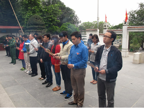 Đại diện Công đoàn Tổng cục và Đoàn Thanh niên viếng mộ các liệt sĩ tại Ngã ba Đồng Lộc