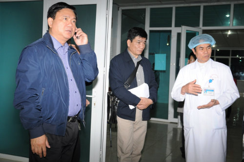 Bộ trưởng Đinh La Thăng thăm hỏi bệnh nhân vụ tai nạn sập cầu treo dân sinh bản Chu Va 6 (Lai Châu) 