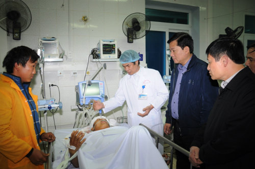 Bộ trưởng Đinh La Thăng thăm hỏi bệnh nhân vụ tai nạn sập cầu treo dân sinh bản Chu Va 6 (Lai Châu) 