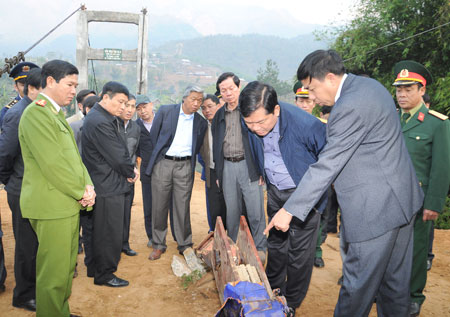 Bộ trưởng Đinh La Thăng cùng lãnh đạo tỉnh Lai Châu tìm hiểu nguyên nhân khiến óc neo mố cầu phải bị đứt