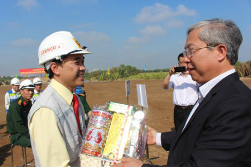 Tổng giám đốc VEC Mai Tuấn Anh tặng quà biểu dương gói thầu 9 vượt tiến độ, đáp ứng yêu cầu chất lượng