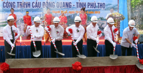 Lãnh đạo tỉnh Phú Thọ thực hiện nghi thức động thổ xây dựng cầu Đồng Quang (tháng 5/2013)