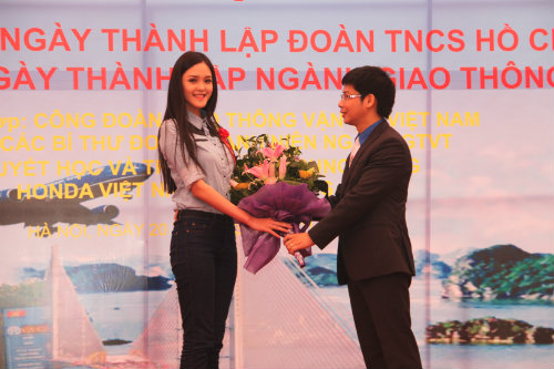 Bí thư Đoàn Bộ Nguyễn Minh tặng hoa Á hậu Việt Nam Hoàng Anh tham dự Ngày hội