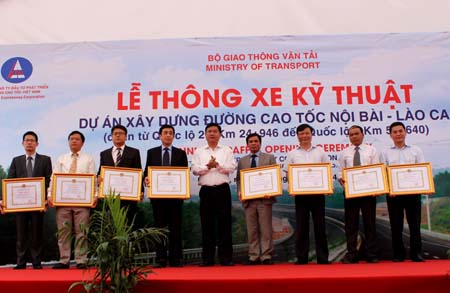 Bộ trưởng Đinh La Thăng tặng Bằng khen cho các đơn vị thi công