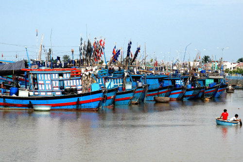 Tàu thuyền neo đậu trên sông Cái (TP Nha Trang, tỉnh Khánh Hòa) để tránh bão