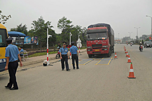 Tăng cường kiểm tra trọng tải xe trên các tuyến quốc lộ trọng điểm 24/24h