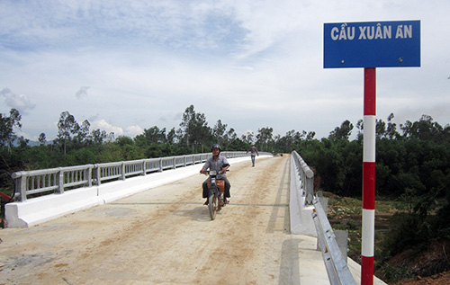 Cây cầu mới bắc qua sông Ly Ly phá thế cách trở, giúp người dân Xuân An có điều kiện phát triển kinh tế. 