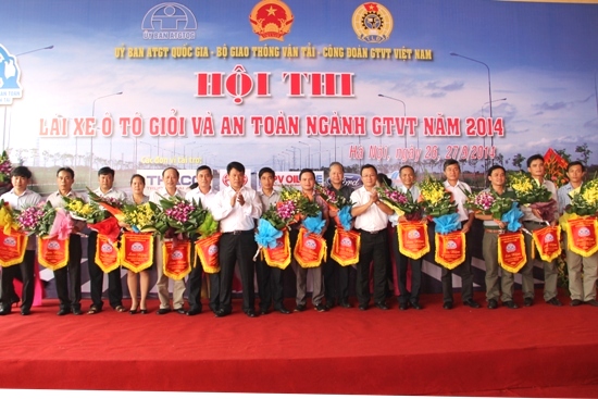 Khai mạc Hội thi Lái xe ô tô giỏi và an toàn ngành GTVT năm 2014