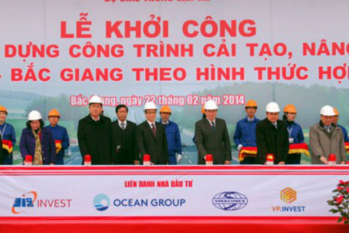 Phó Thủ tướng Vũ Đức Đam, Bộ trưởng Đinh La Thăng cùng các đại biểu nhấn nút khởi công dự án