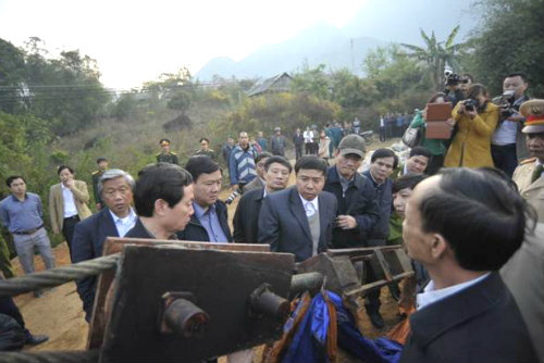 Bộ trưởng Đinh La Thăng kiểm tra tại hiện trường vụ sập cầu vào sáng ngày 25/2 