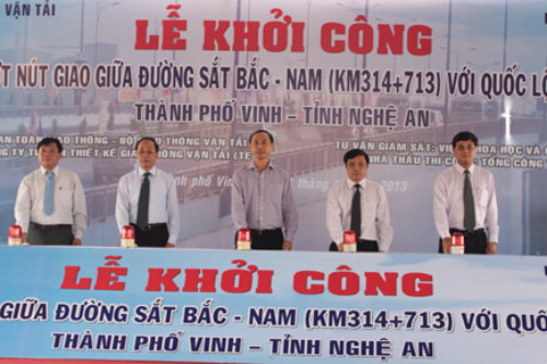 Các đại biểu ấn nút phát lệnh khởi công Dự án